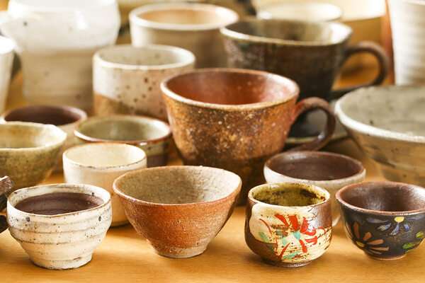 Keramikobjekte in heller ruhiger Werkstattumgebung